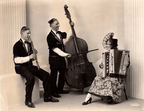 Picture of Papa, Rheiny and Betty in Pasadena, Calif., circa 1940